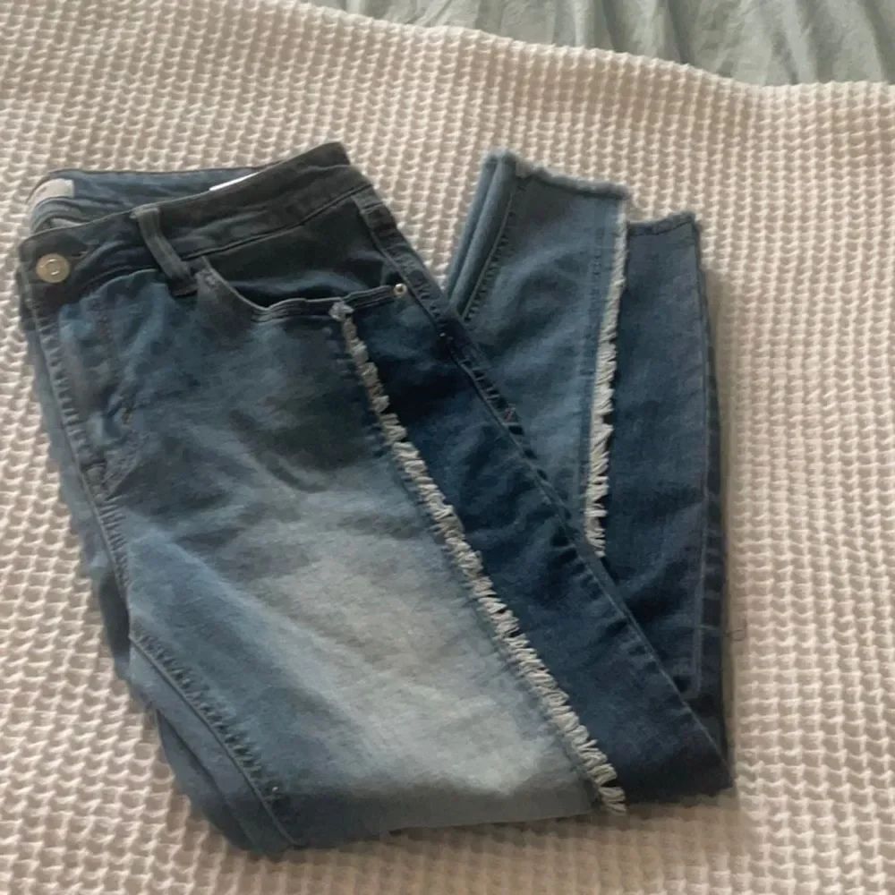 Kenzie Sz 8/29 Stylish Blue Frayed Hem Ankle Jeans